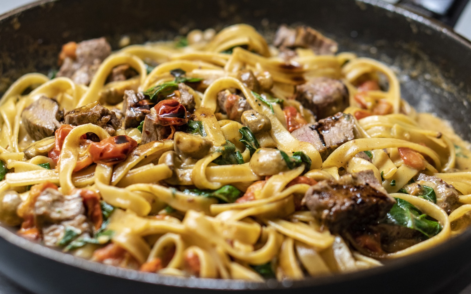 Świeży włoski makaron w restauracyjnym wydaniu